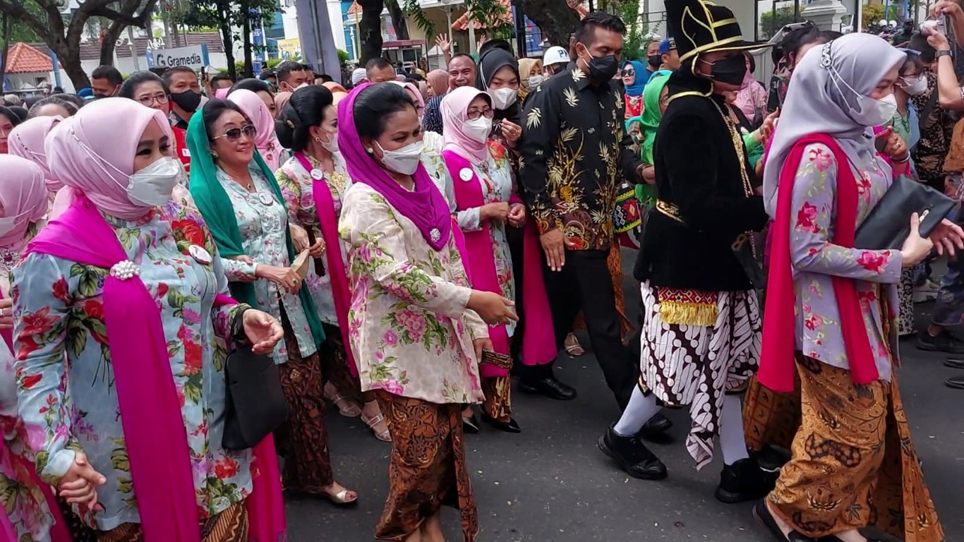 Iriana Jokowi Dan Istri Menteri Ikut Parade Berkebaya Anggun Banget