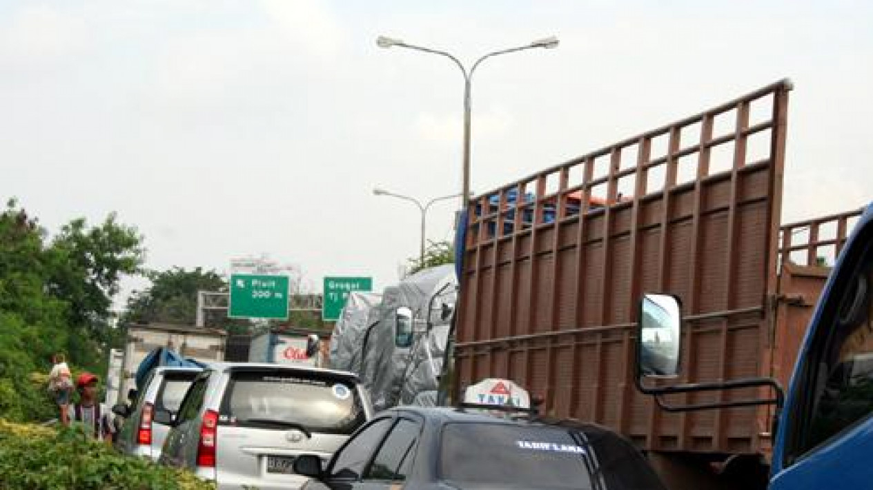 Foto Truk Terbalik Tol Bandara Macet Parah