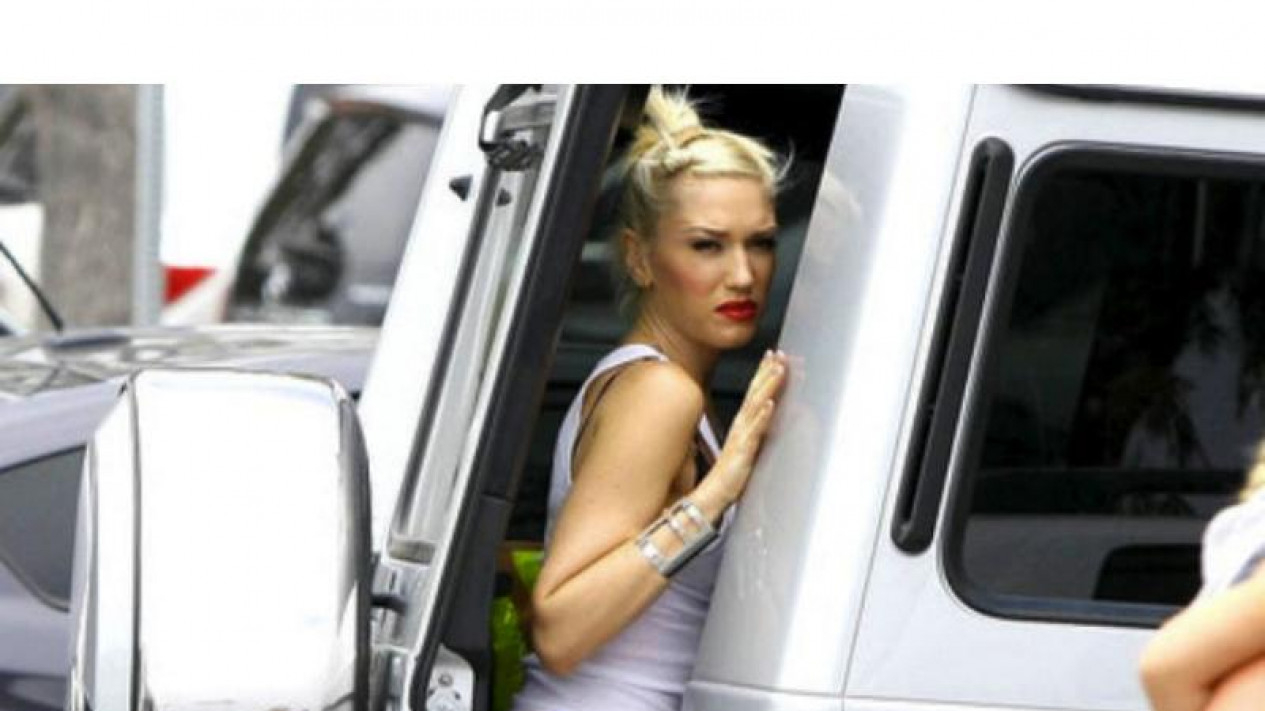 Foto Gwen Stefani Terjepit Pintu Mercy