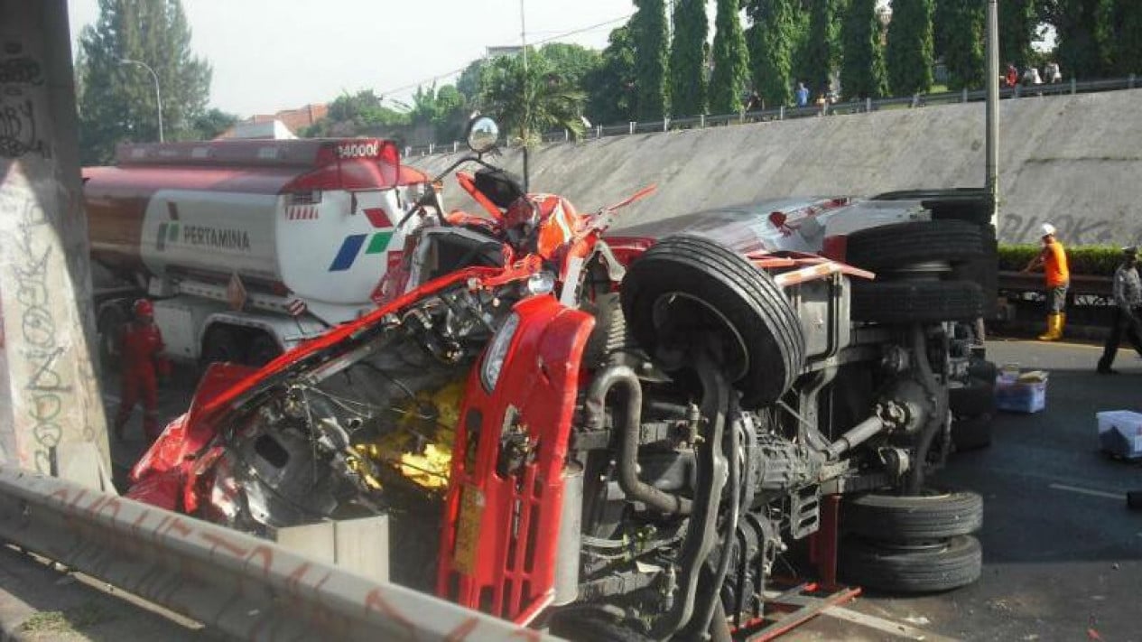 Foto Truk Tangki Pertamina Terguling Tol Pondok Pinang Macet Parah