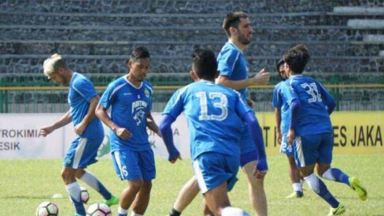 Foto Djadjang Tak Hadir Di Sesi Latihan Persib