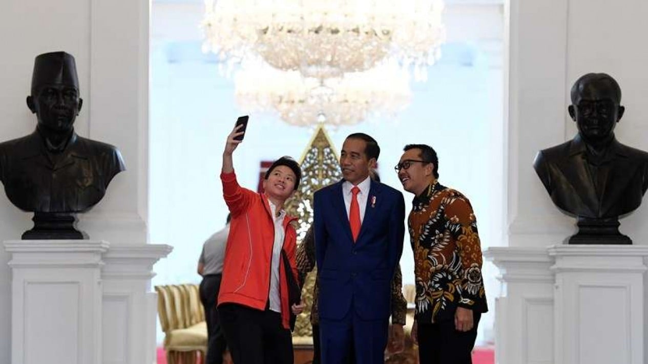 Foto Momen Jokowi Lantik Liliyana Natsir Jadi Pns Di Istana