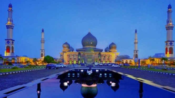 Wisata Religi Di Masjid Terbesar Dan Termegah Di Indonesia