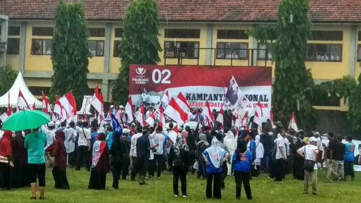 Foto Sandi Hujan Hujanan Kampanye Di Buleleng Dan Serukan Kode Tps