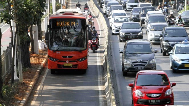 Viral Mobil TNI Masuk Jalur Busway Ditabrak Motor