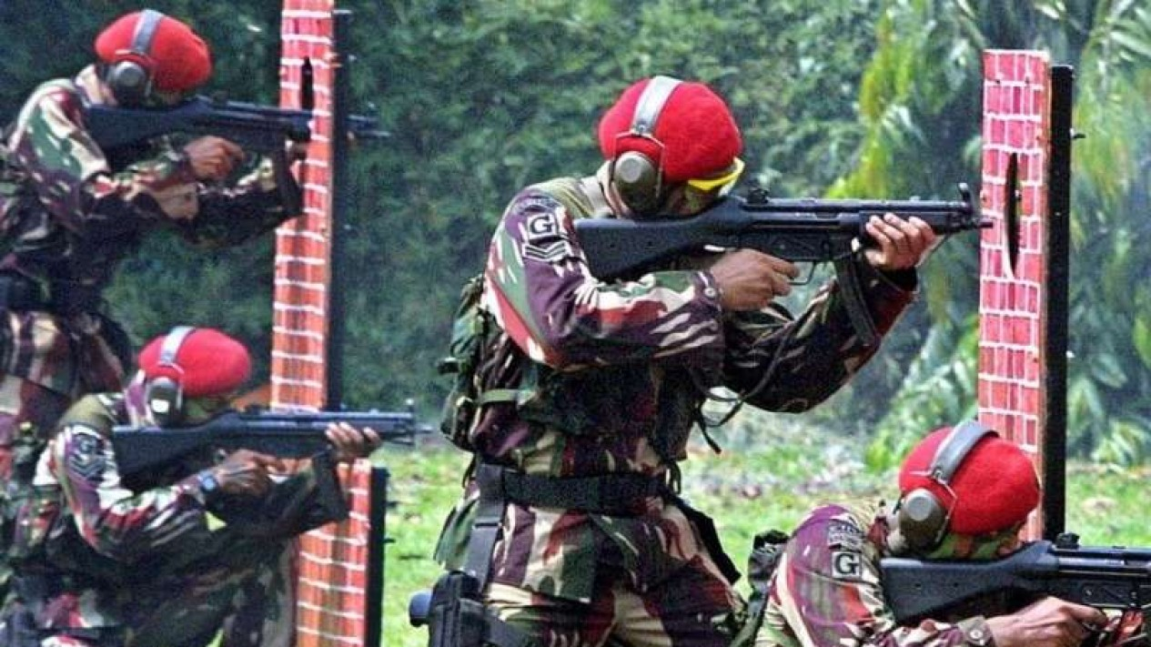 Foto Tentara Komunis Cari Masalah Dengan Anggota Kopassus Begini