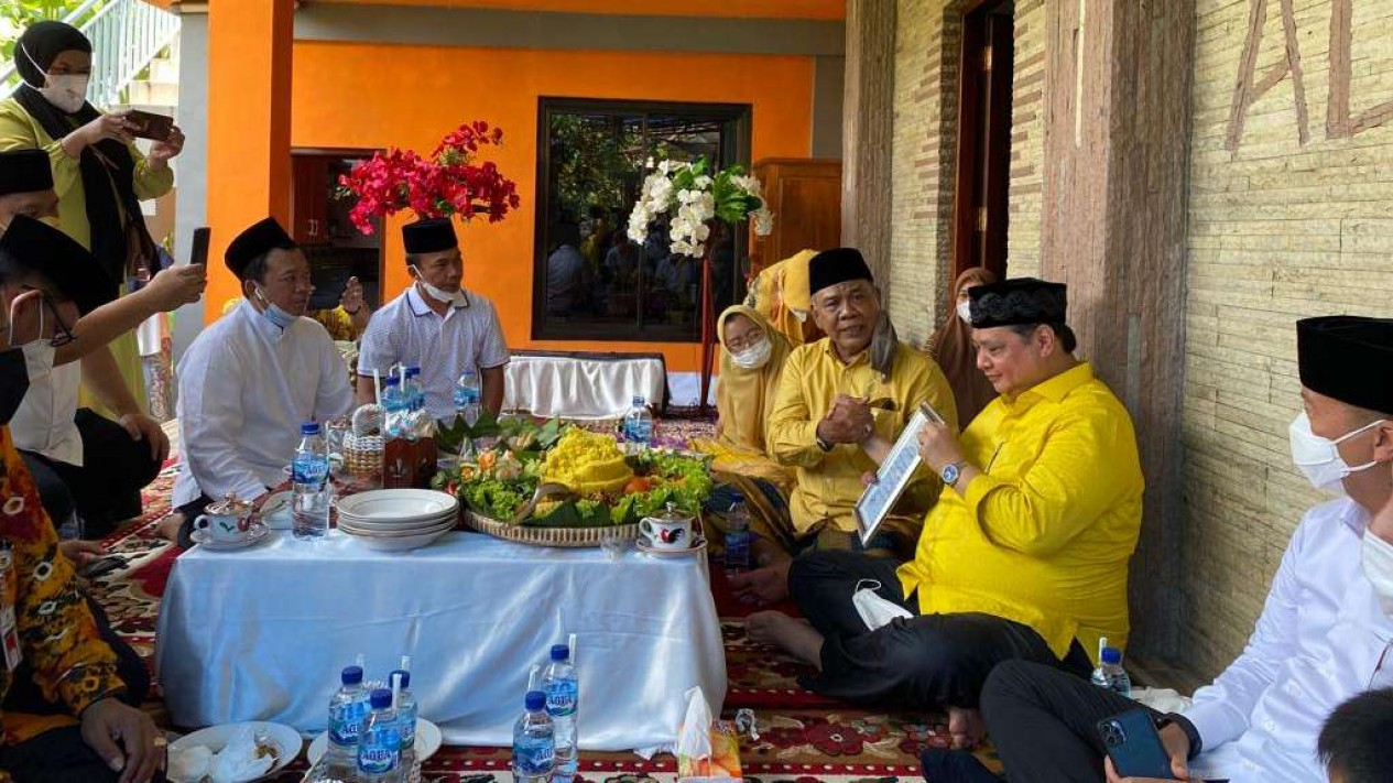 Foto Ziarah Makam Kiai Di Klaten Airlangga Didoakan Sukses Di