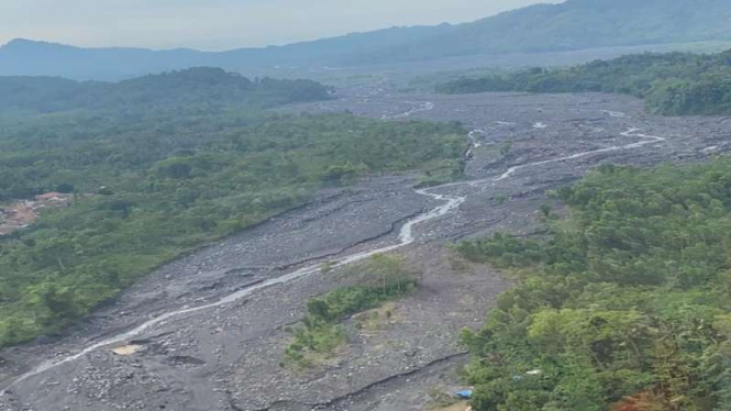 Kapolri Pantau Alur Lahar Erupsi Gunung Semeru Ini Penampakannya