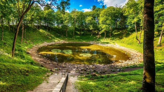 10 Kawah Bumi Paling Terkenal Dan Aneh Di Dunia