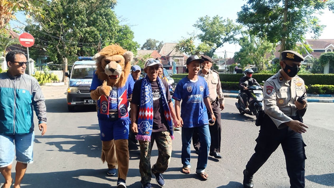 Foto Ketika Aremania Jalan Kaki Dari Kanjuruhan Ke Kandang Singa