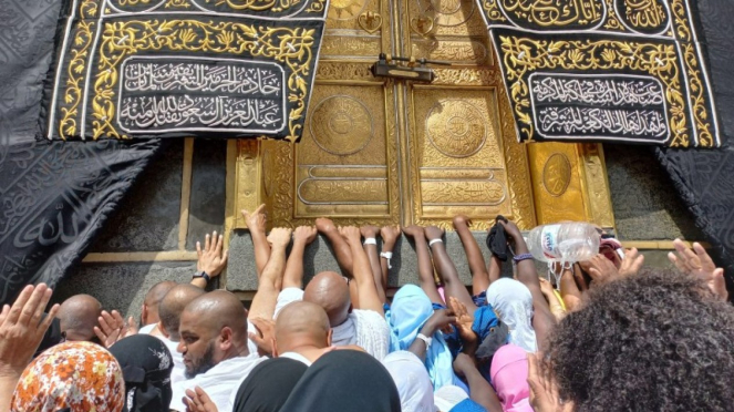 Jemaah Umrah Rebutan Cium Hajar Aswad Usai Pembatas Kabah Dibuka