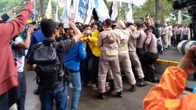 Momen Demo BBM Di Patung Kuda Ricuh Dan Saling Dorong