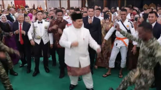 Momen Prabowo Subianto Menari Sajojo Seperti Tak Ada Beban