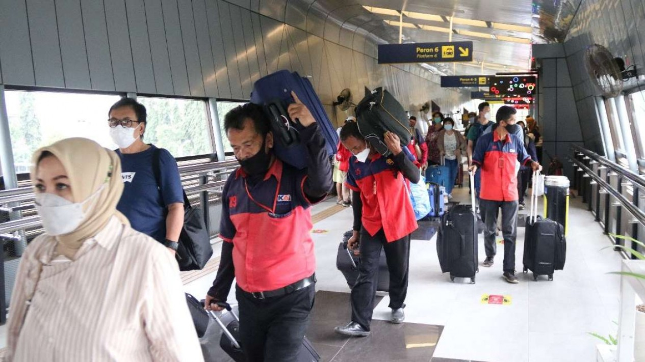 Foto Libur Nataru Wisatawan Berangkat Pakai Kereta Api Via Bandung