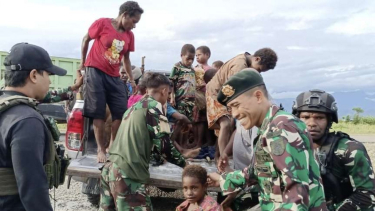 TNI Polri Evakuasi 33 Warga Paro Yang Eksodus Gara Gara Takut