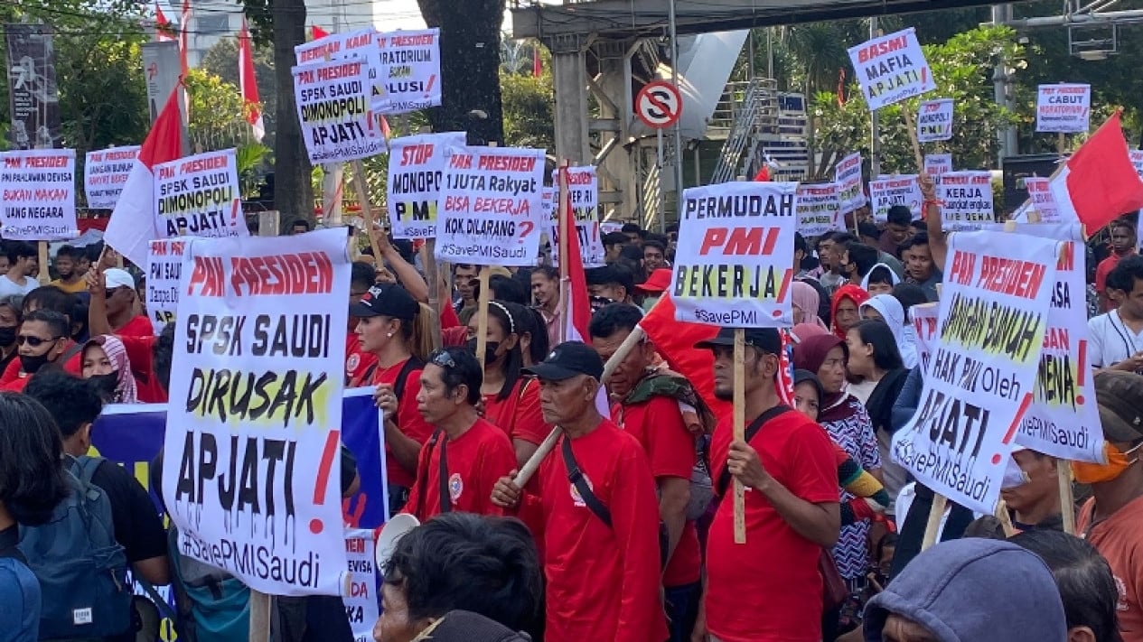 Foto Para Pekerja Migran Indonesia Lakukan Aksi Di Patung Kuda Desak