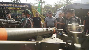 Moment Panglima TNI Jajal Senjata Sumpit Milik Pasukan Elite Kostrad