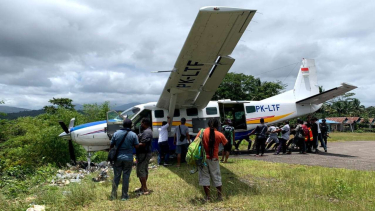 Rem Blong Pesawat Asian One Tergelincir Di Runway Bandara Kenyam Nduga