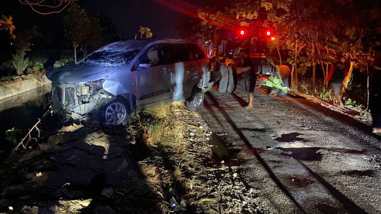 Foto Mencoba Kabur Dari Pengejaran Bea Cukai Minibus Pengangkut Rokok