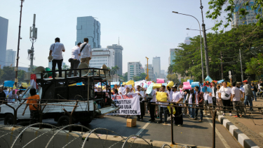 Massa Gelar Aksi Di Sekitaran Patung Kuda Jelang Putusan Batas Usia