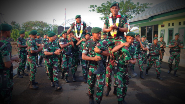 Pulang Berkalung Emas Dari Bhumi Marinir Jawara Tembak Diarak Pasukan