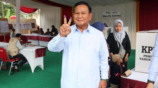 Prabowo Nyoblos Di TPS 033 Bojong Koneng Pose Salam Dua Jari