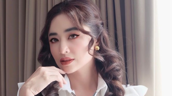 Viral Foto Dewi Perssik Dengan Pria Brondong Di Kamar Ini Klarifikasi