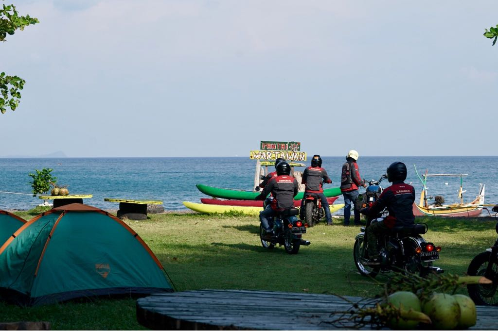 Sensasi Touring Bucek Depp Lewati Pantai Wartawan Viva