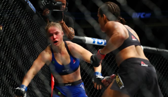 Petarung MMA asal Amerika Serikat, Ronda Rousey (biru)