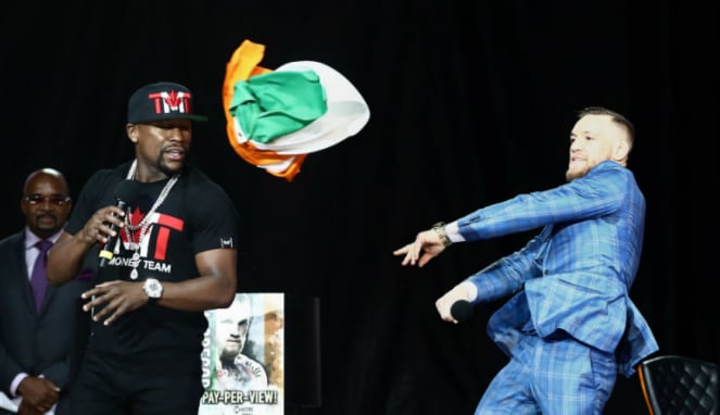 Conor McGregor melempar bendera Republik Irlandia ke Floyd Mayweather Jr