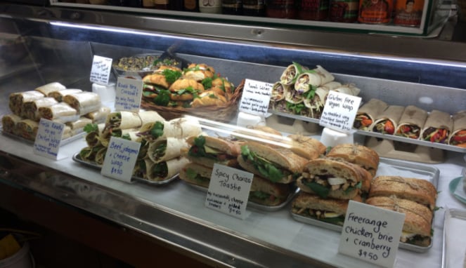 Aneka kebab dan sandwich di minimarket di Auckland, Selandia Baru.