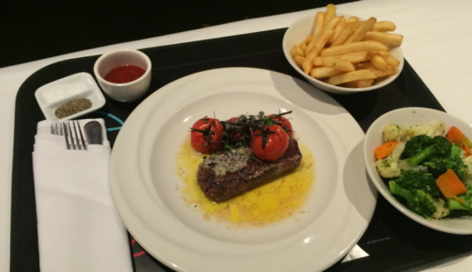 Steik daging domba di SkyCity Hotel, Auckland, Selandia Baru.