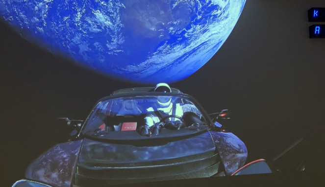 Selfie Starmen di belakang mobil listrik dengan latar belakang bumi