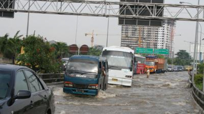 Tol Pluit dari arah Bandara  saat banjir