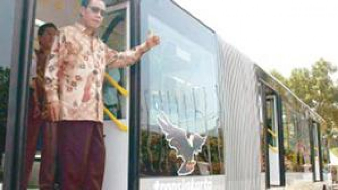 Bus TransJakarta gandeng