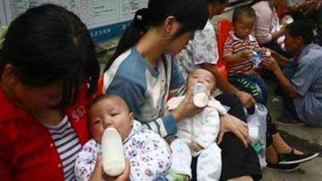 Korban Susu Beracun Antri di RS Fuyang di Provinsi Anhui Cina