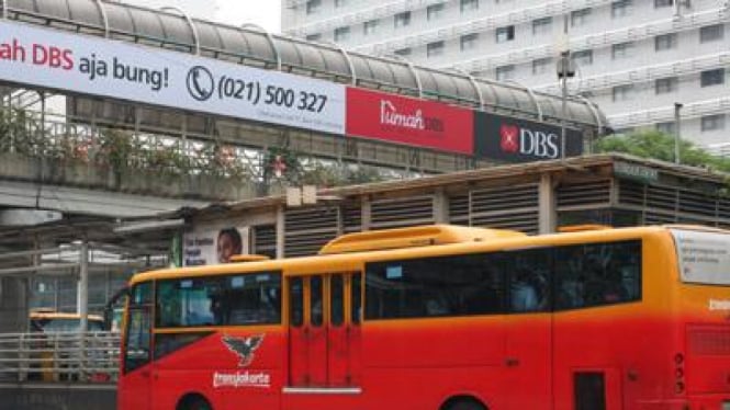 Bus TransJakarta tengah mengambil penumpang