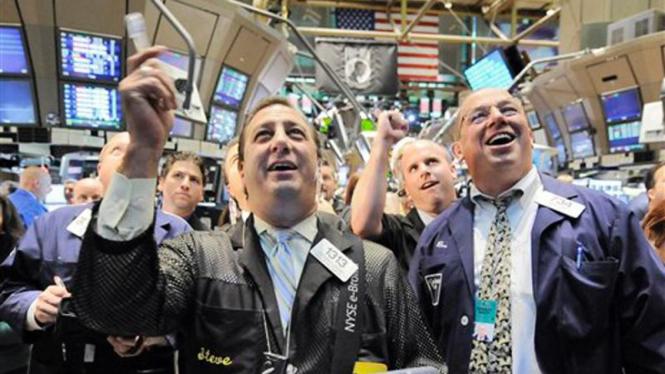 Reaksi para pialang saham setelah Kongres Setujui US$700 Miliar