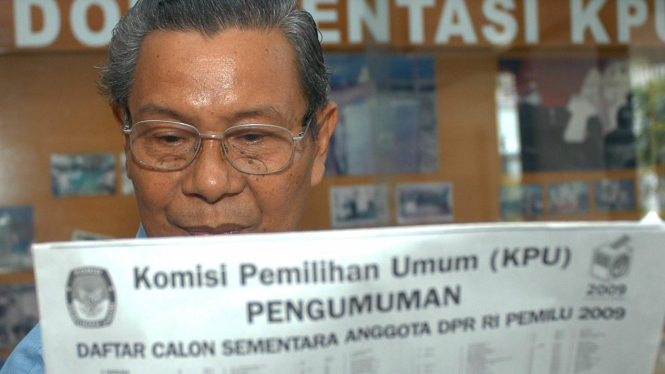 Anggota DPD membaca daftar calon sementara