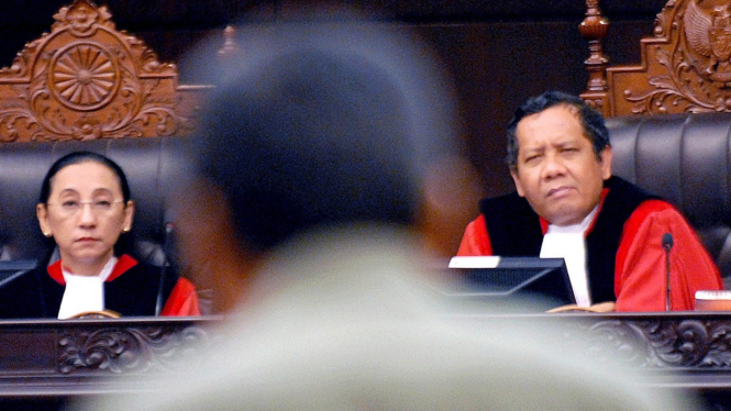Hakim konstitusi Mahfud MD dan Maria Farida Indrati