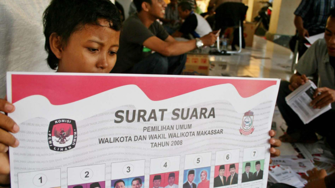 Melipat surat suara Pilkada Makassar