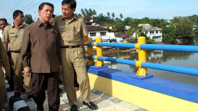 Gubernur Sulut SH Sarundajang meninjau jembatan Megawati