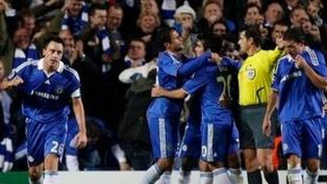 Pemain Chelsea merayakan gol