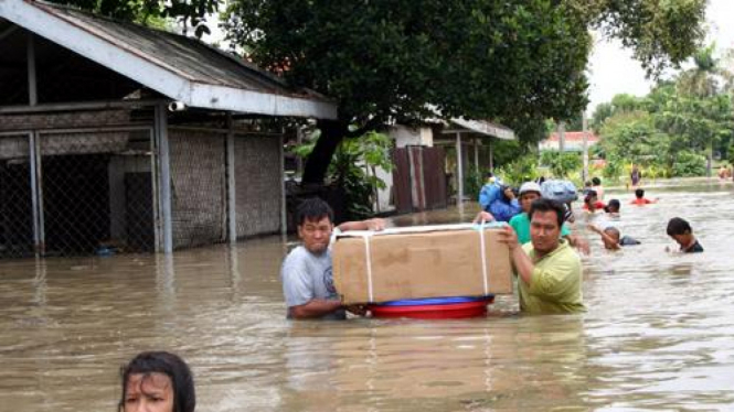 Mengungsi akibat banjir di Jakarta
