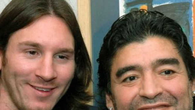 Lionel Messi (kiri) dan Maradona (kanan)