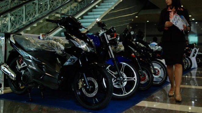 Stand pameran penjualan motor.