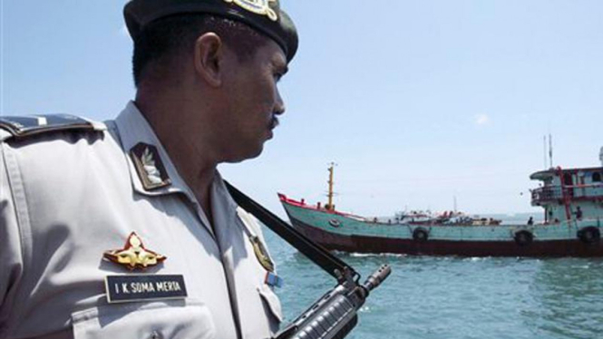 Polisi Indonesia berjaga-jaga di lepas pantai Benoa, Bali