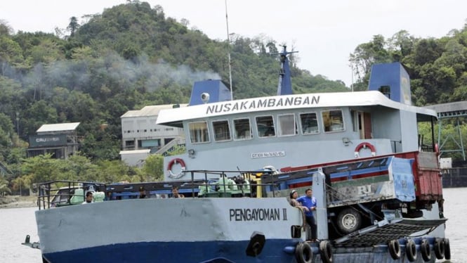  Pintu  Jembatan Kapal  Ferry di  Merak Patah