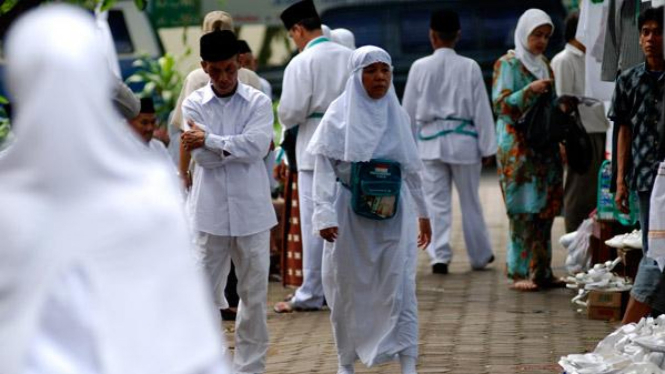Kloter pertama jemaah haji Indonesia di Asrama Haji Pondok Gede,Jakarta.