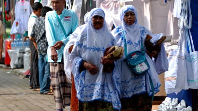 Kloter pertama jemaah haji Indonesia di Asrama Haji Pondok Gede,Jakarta.